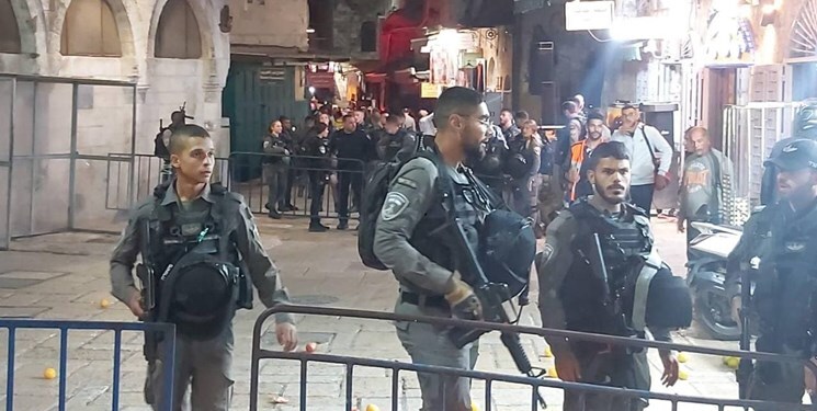 التهاب وضعیت امنیتی در فلسطین اشغالی پیش از «راهپیمایی پرچم»/ یورش شبانه نظامیان اشغالگر به مسجدالاقصی