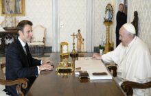 ماکرون: پاپ میان پوتین و بایدن وساطت کنند