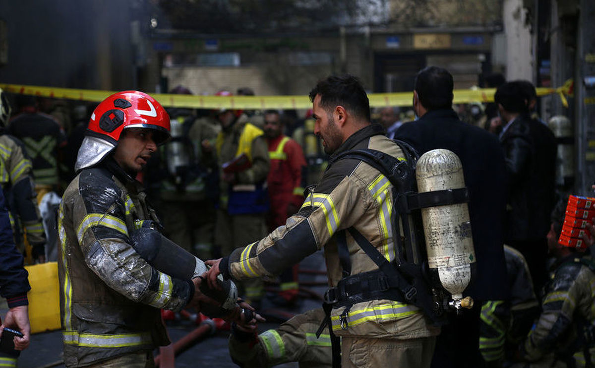 شهادت یک آتش‌نشان در آتش‌سوزیِ خیابان بهارِ تهران + عکس