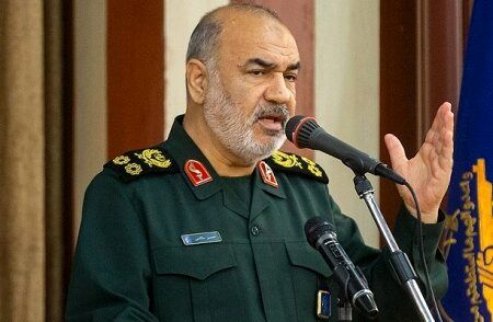 سرلشکر سلامی: وحدت ارتش و سپاه نقطه امید رهبر انقلاب و موجب یاس دشمنان است
