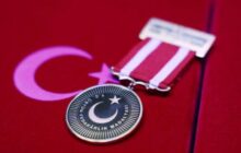 نشان فداکاری کشور ترکیه به رئیس جمعیت هلال احمر ایران اعطا شد