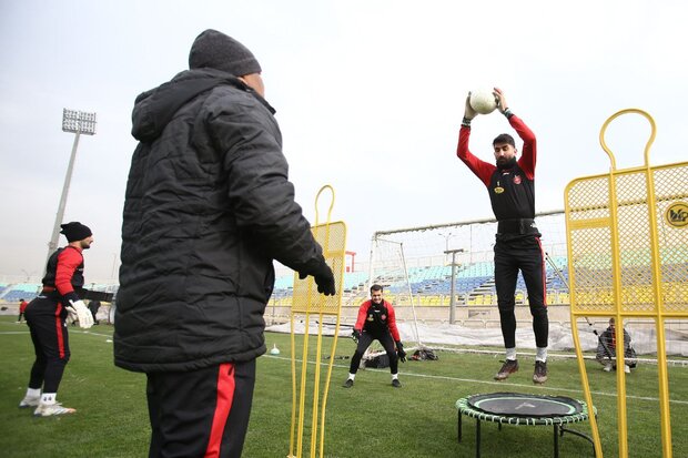 بیرانوند زیر باران بطری/ مصدومیت مربی پرسپولیس و فرار آمبولانس!