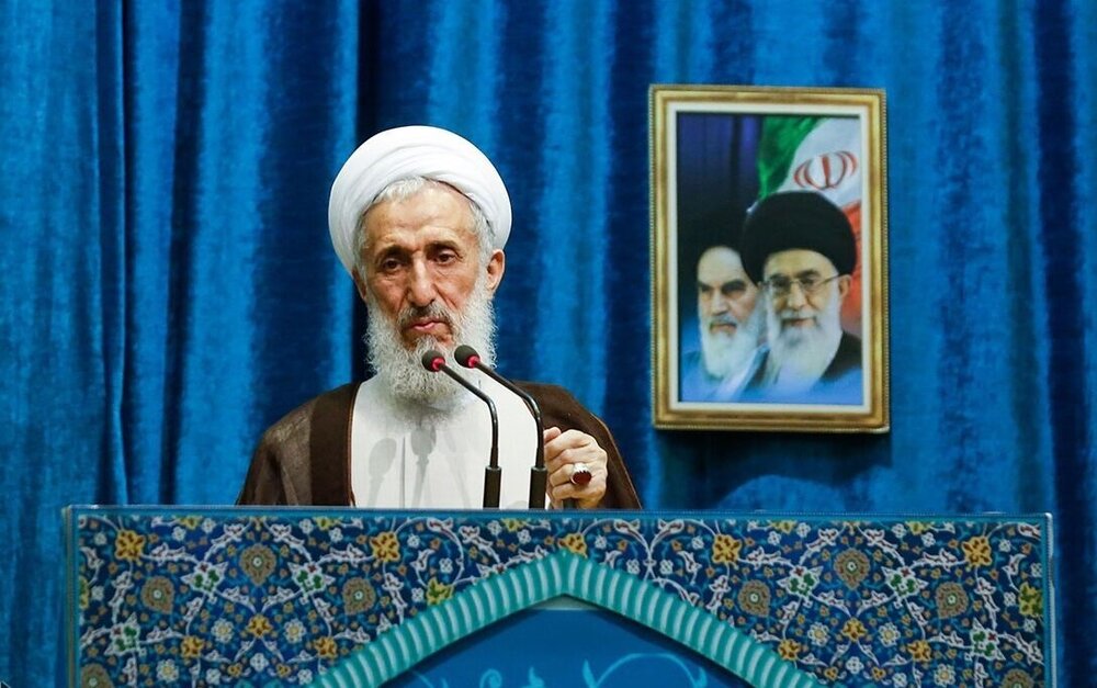 خطیب نمازجمعه تهران: عاملان قرآن‌سوزی در حقیقت خودسوزی می‌کنند/ امام حسین برای خلع سلاح افراد نالایق حتی از خون خود گذشت