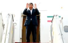 مخبر در نمایشگاه بزرگ واردات چین سخنرانی می‌کند