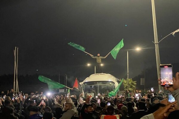 آزادی ۱۵۰ زندانی فلسطینی و ۶۹ اسیر اسرائیلی در آتش‌بس چهار روزه