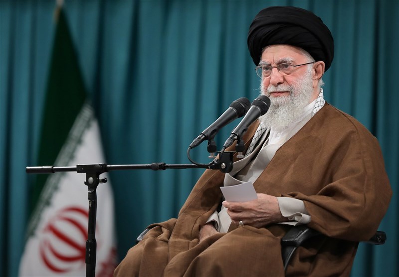 جمعی از کارگران با امام خامنه‌ای دیدار کردند