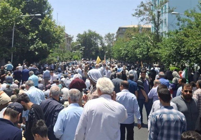 حضور گسترده نمازگزاران تهرانی در دانشگاه و خیابان‌های اطراف