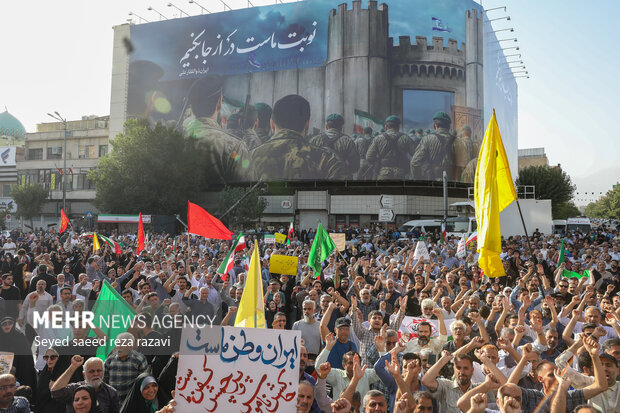تجمع مردم تهران برای تقدیر از نیروهای مسلح