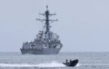 مانور اف-۱۶ ونزوئلا بر فراز ناوشکن آمریکایی؛ واشنگتن هشدار جدی داد!