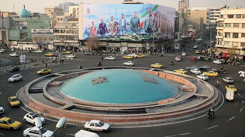 ‍ رونمایی از مجسمه «زانو زنندگان برابر ایران» در میدان انقلاب