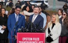 دولت ترامپ زیر فشار انتقادها پس از انتشار فایل‌های اپستین