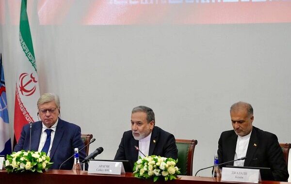 عراقچی: آمریکا جهان را به سمت بی قانونی و قانون جنگل پیش می‌برد