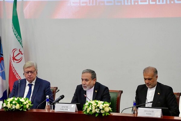 عراقچی: آمریکا جهان را به سمت بی قانونی و قانون جنگل پیش می‌برد