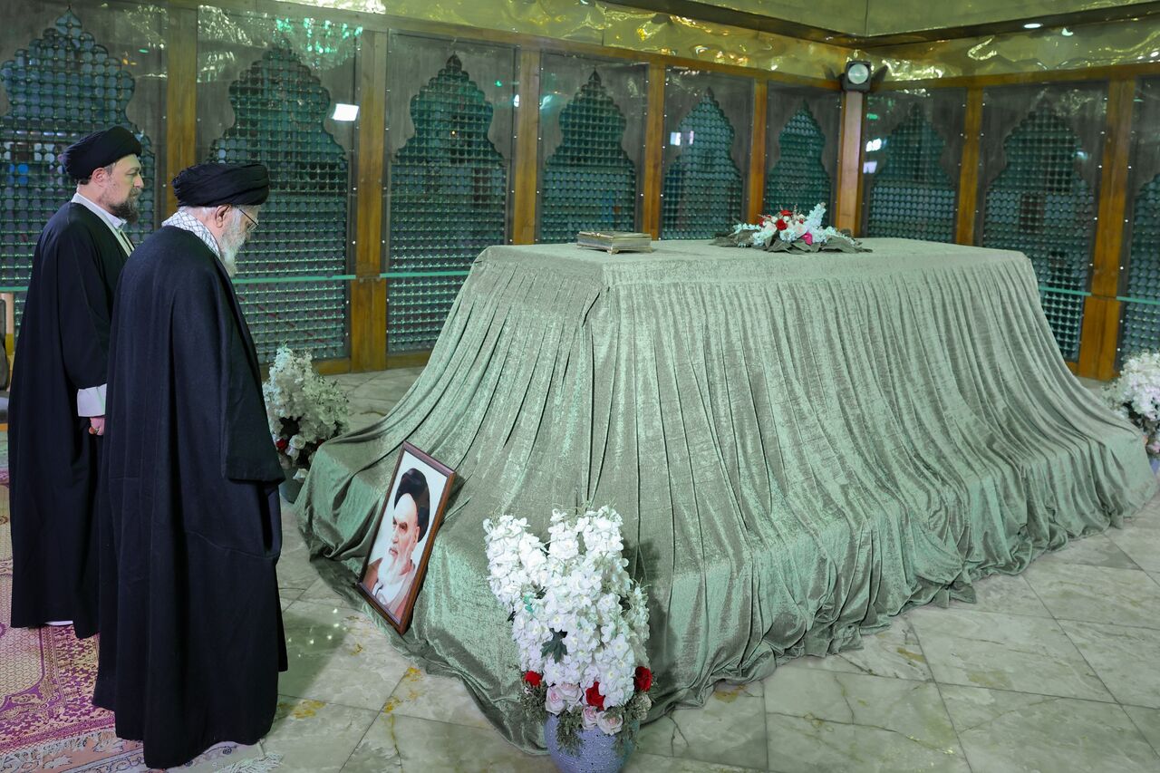 رهبر انقلاب در مرقد مطهر امام راحل(ره) حضور یافتند