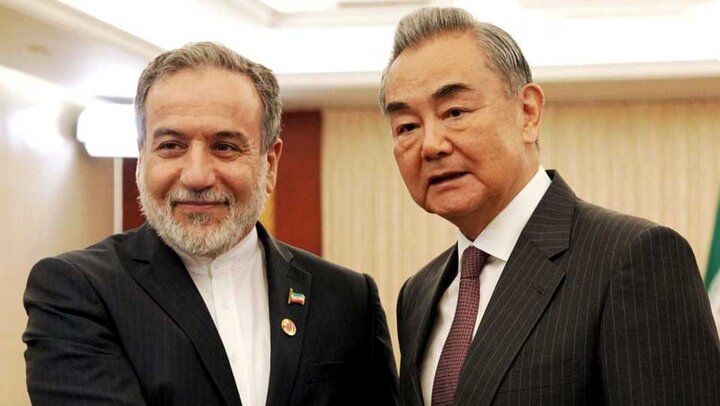 وانگ یی به عراقچی: پکن مخالف تهدید توسل به زور در روابط بین‌الملل است