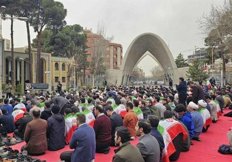 تجمع گسترده دانشجویان در محکومیت اهانت به پرچم ایران