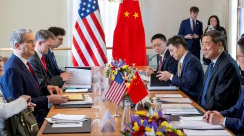 واکنش چین به لغو تعرفههای ترامپ توسط دیوان عالی آمریکا