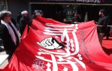 برافراشتن پرچم خونخواهی رهبر شهید انقلاب در مقابل رواق کشوردوست