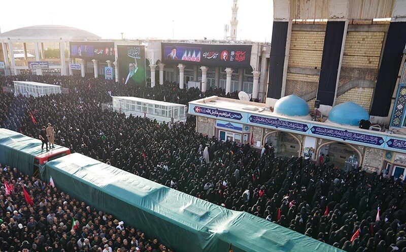 نماز غیابی اهل سنت کردستان بر پیکر رهبر شهید؛ تجدید عهد مردم با آرمان‌های انقلاب