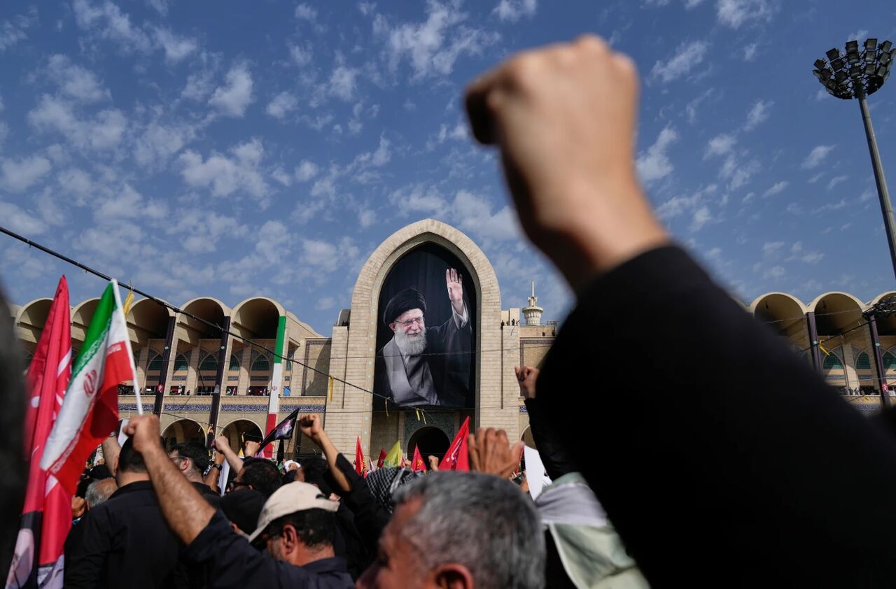 سی‌ان‌ان: فریاد انتقام درمراسم وداع با آیت‌الله خامنه‌ای طنین‌انداز شد