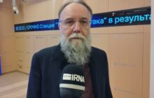 فیلسوف روس: ایران با رهبری آیت‌الله خامنه‌ای برابر غرب قهرمانانه ایستاد و پیروز شد