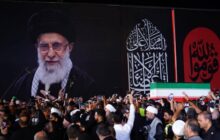 موج ورود عراقی‌ها به نجف؛ استقبال باشکوه از پیکر امام شهید در فرودگاه