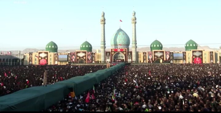 اقامه نماز بر پیکر مطهر رهبر شهید به امامت آیت‌الله جوادی آملی