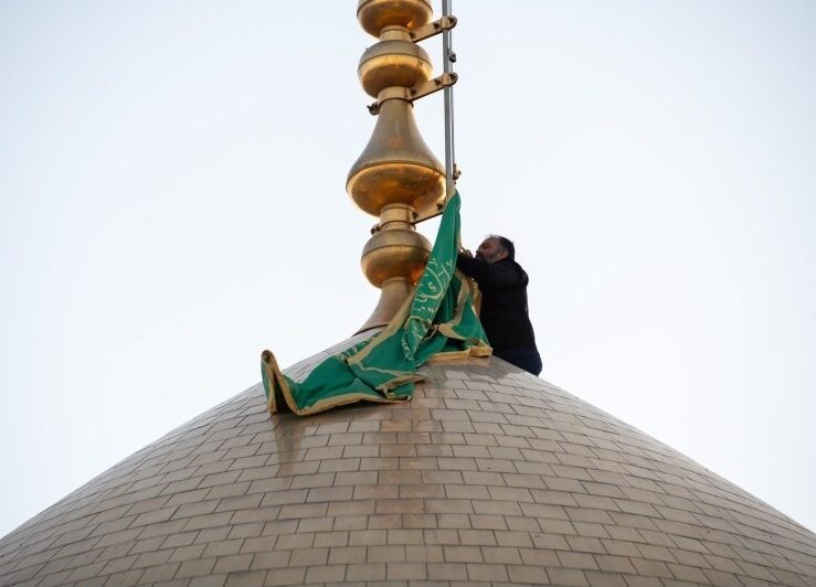 پرچم گنبد و پوش ضریح مطهر امام رضا(ع) تعویض شد