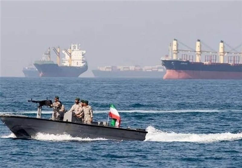 رویترز: تردد کشتی‌ها در تنگه هرمز و باب‌المندب همچنان پایین است