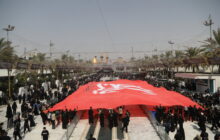 اهتزاز بزرگترین پرچم خون‌خواهی امام شهید در بین‌الحرمینِ کربلای معلی