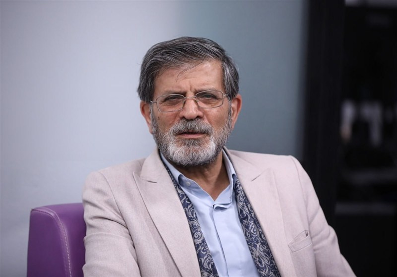 روایت ناصر فیض از «اتاق سیگار» و حاشیه‌های دیدار شاعران با رهبر شهید