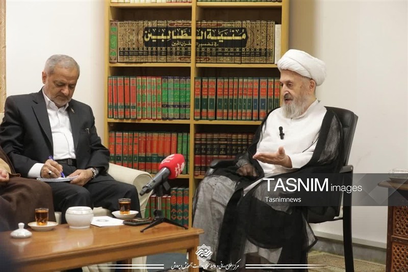 آیت‌الله سبحانی: معیشت معلمان مورد توجه قرار گیرد