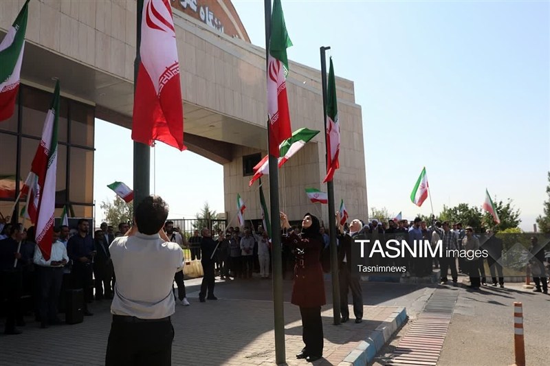 اهتزاز پرچم مقدس ایران در دانشگاه علوم پزشکی زنجان + تصاویر